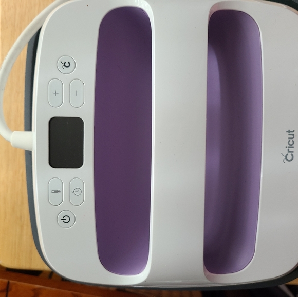 SOLD 9x9 Cricut Easy Press - Picture 2 of 2